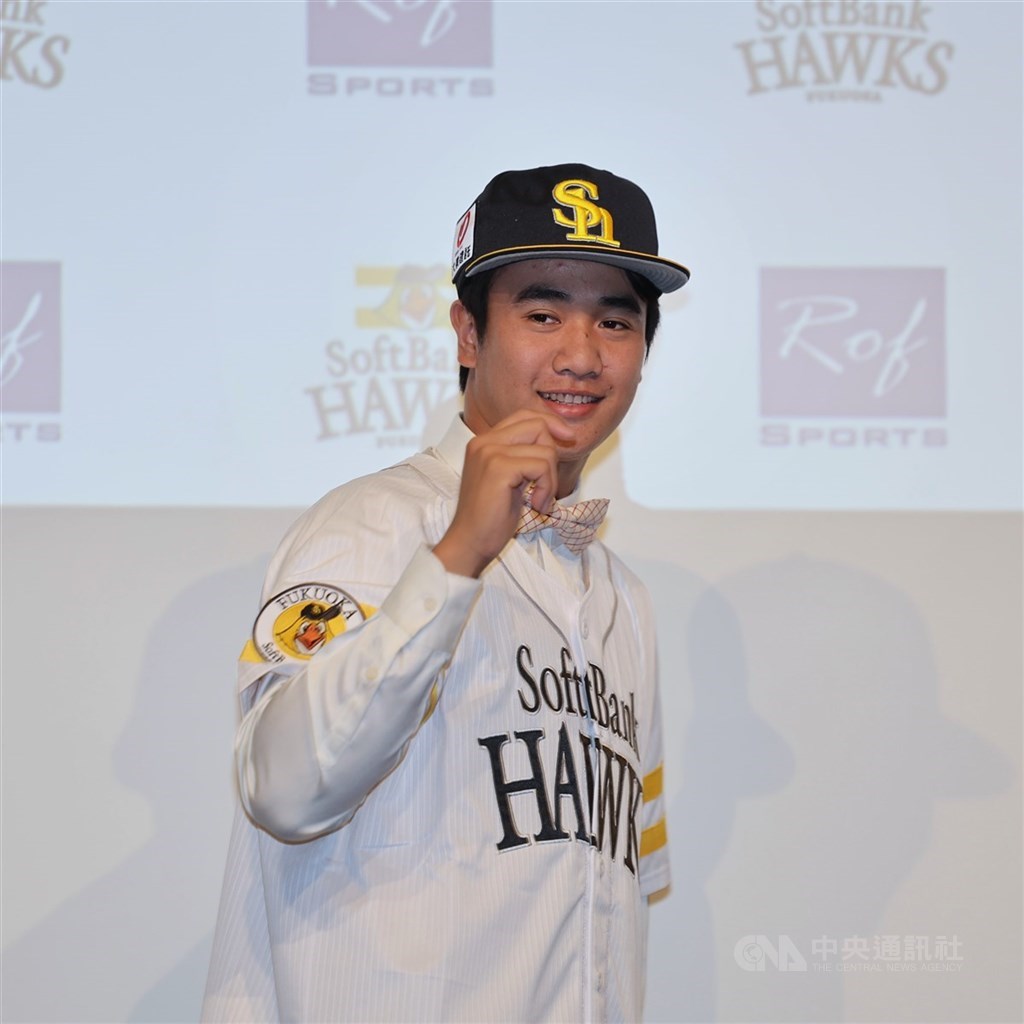 20歲火球男張峻瑋轉正式球員 披軟銀17號球衣
