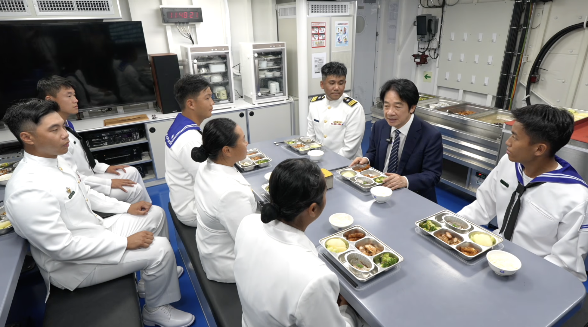 賴清德在丹江軍艦與官兵一同用餐。 圖：翻攝自軍聞社YT 