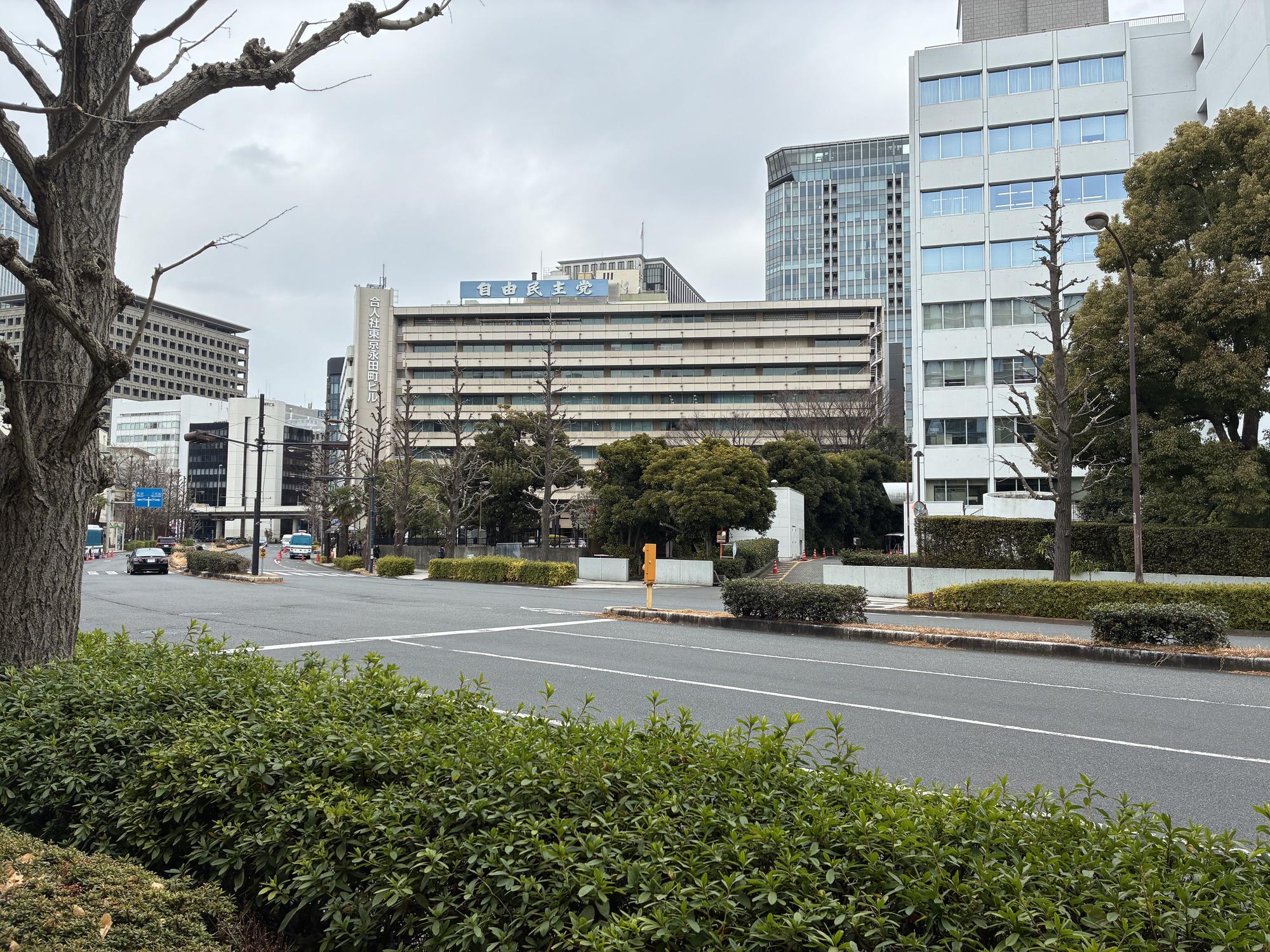  日本首相高市早苗28日上午前往自民黨總部，出席黨內幹部會議商討食品消費稅減稅議題。 圖：詹家威/攝 