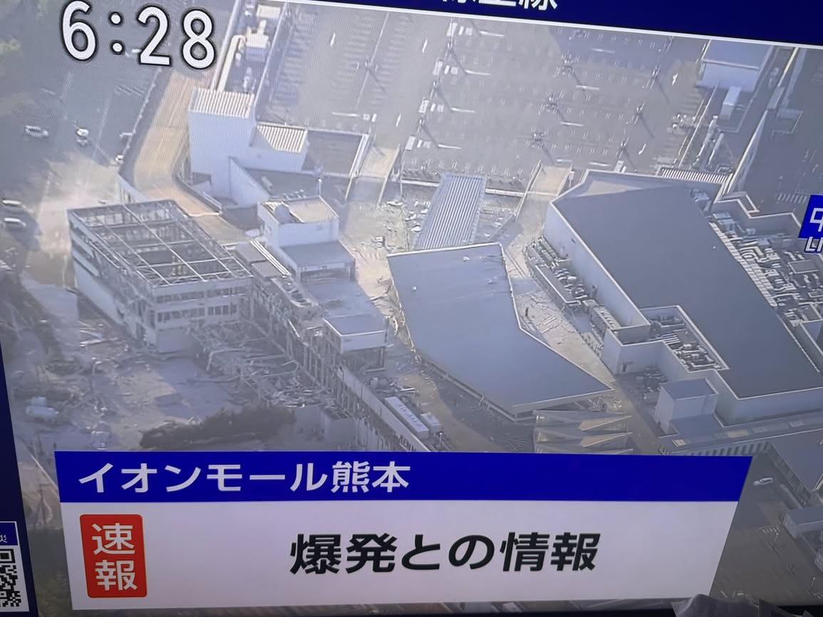  位於嘉島町的大型商業設施「AEON MALL熊本」於地震後發生爆炸。永旺公司表示，地震發生後，館方已先將員工及顧客全數疏散至館外，隨後才傳出爆炸，爆炸原因仍待進一步確認。 圖：翻拍テレ朝NEWS 