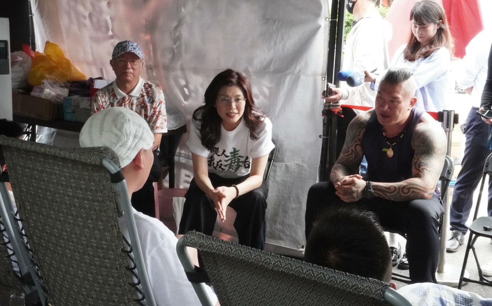 痛批藍營戲耍民眾黨!館長怒嗆「國民黨必須死」網諷:又變風向