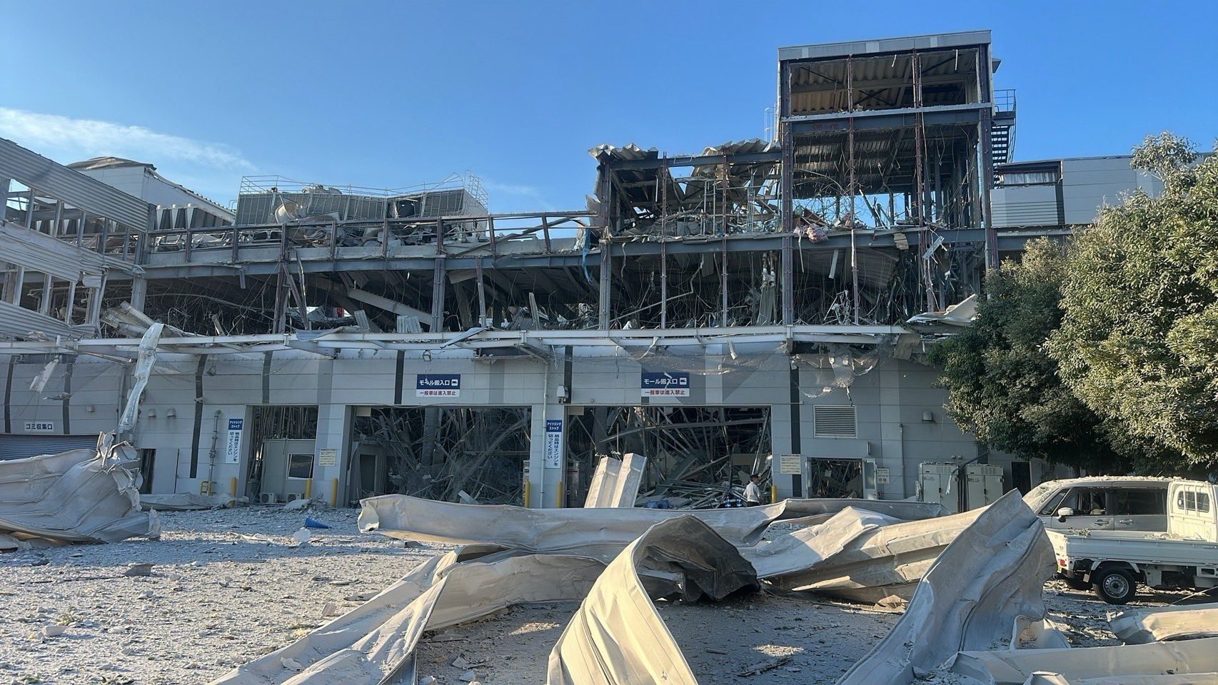 熊本永旺夢樂城在強震後發生劇烈爆炸，建築嚴重受損。 圖：翻攝自 X @snsmonchiii 