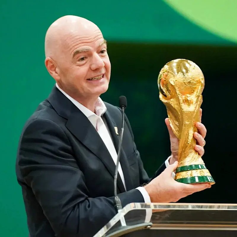  國際足總（FIFA）主席因凡蒂諾（Gianni Infantino）7 月 29 日宣布，計畫引進私人投資者成立一家估值高達 200 億美元的新公司，負責世界盃、俱樂部世界盃等賽事的商業營運，希望藉此籌措更多資金投入全球足球發展。 圖:翻攝自X帳號@bosunatiklama 