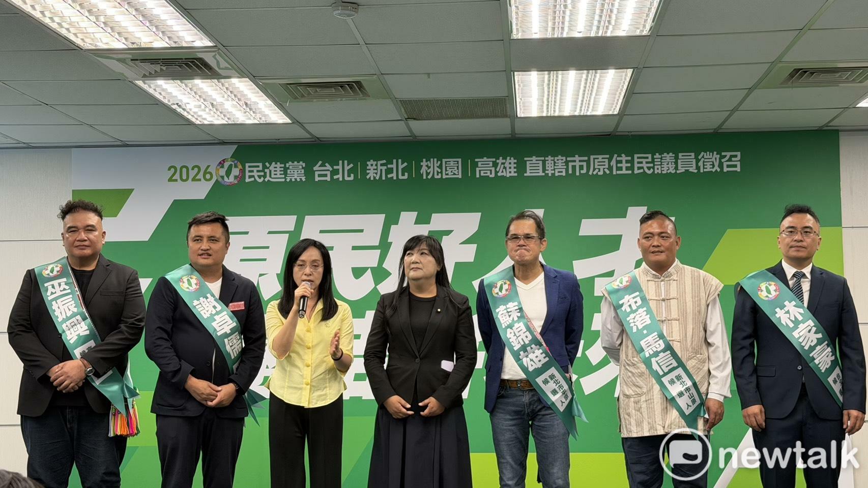  立委陳瑩、伍麗華陪同六位原住民議員參選人。 圖：高逸帆／攝 