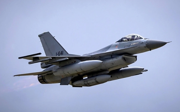 烏軍痛損第6架F-16戰機! 疑與「天竺葵」無人機相撞 飛行員彈射逃生
