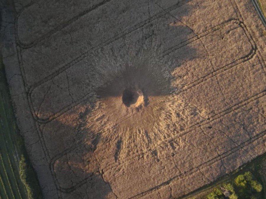  俄軍一枚巡航飛彈入侵波蘭領土炸出巨大彈坑，引發北約領土遭侵犯疑慮。 圖:翻攝自 X @visegrad24 