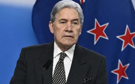 要華裔議員「滾回自己國家去」! 紐外長挨批種族主義 副手還曾罵 : 「黃油雞海嘯」