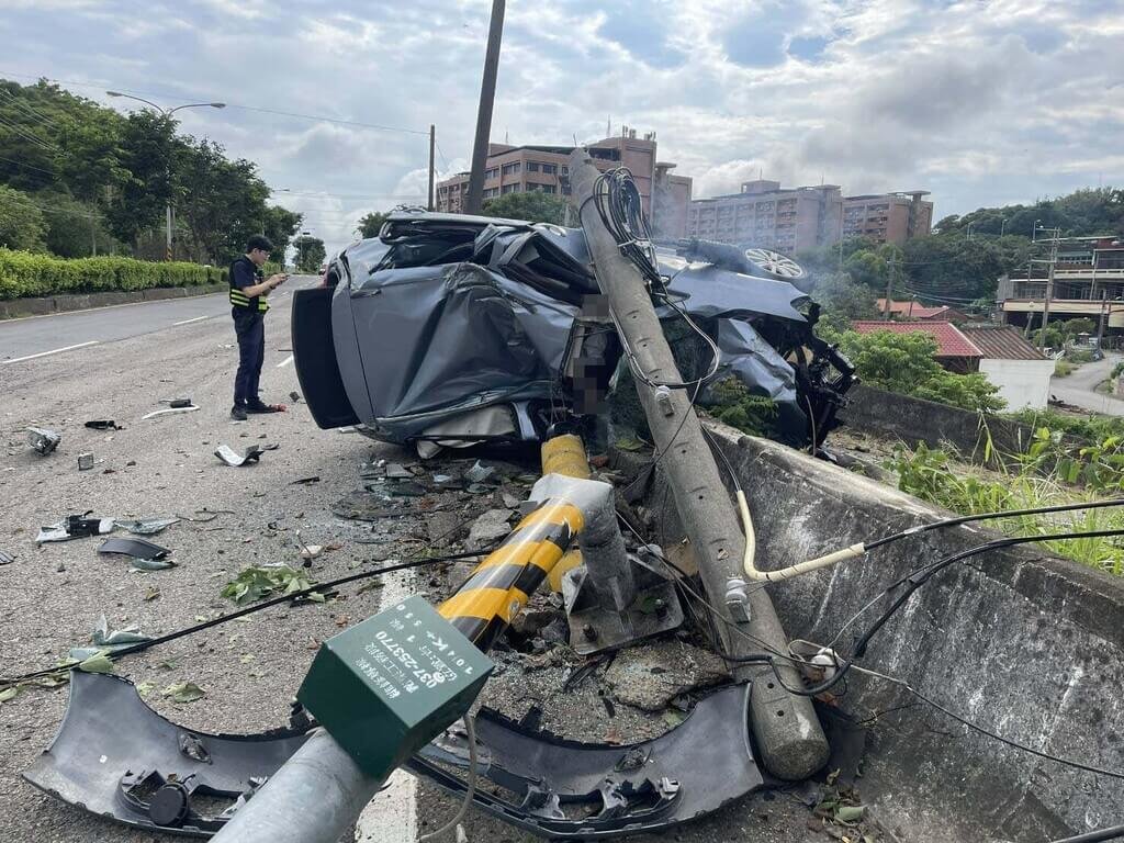 苗縣台1線轎車撞斷電桿翻覆 7旬女駕駛重傷