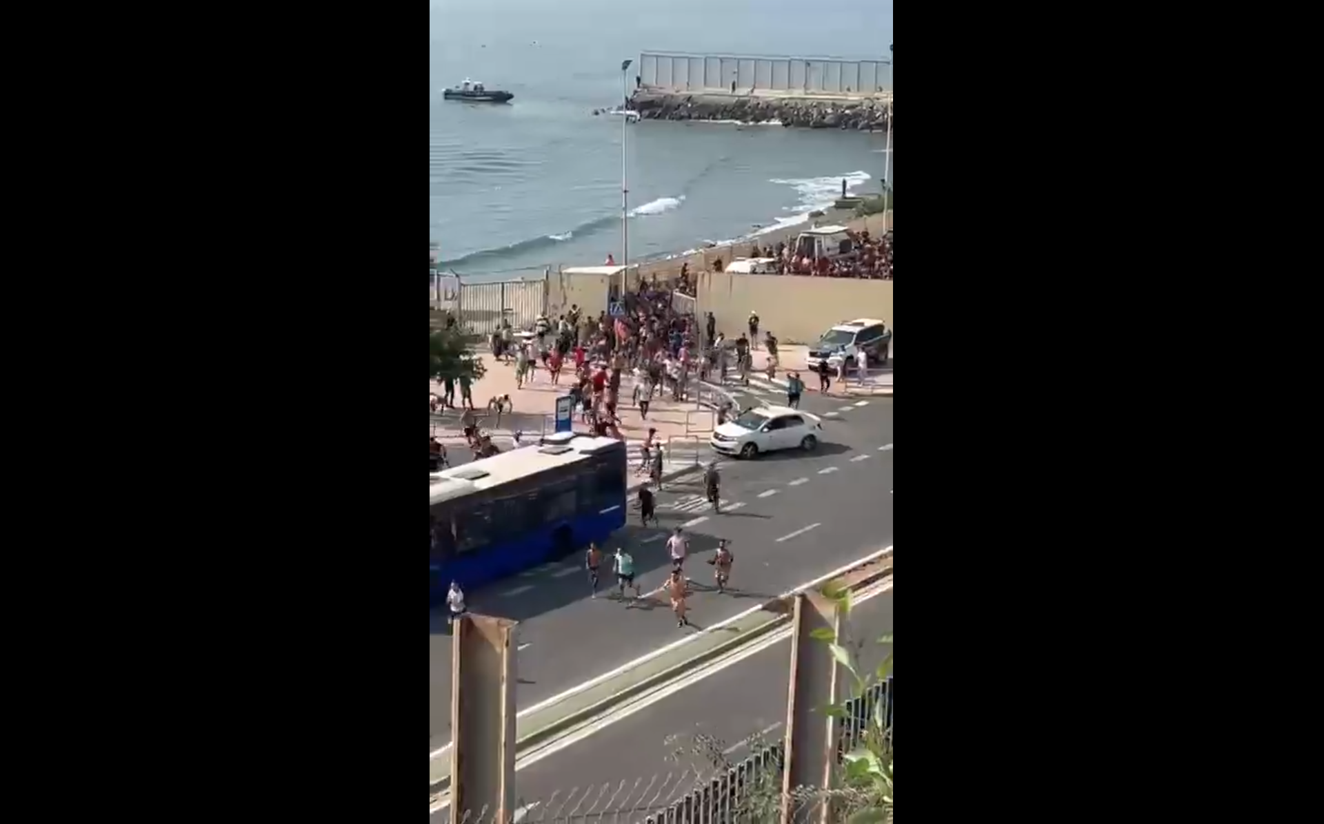 (影) 數千移民突襲西班牙!翻牆、游海強闖休達 軍方緊急增兵、義放話「出手」