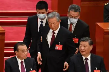胡錦濤在中共二十大閉幕會上公然被架走。( 資料照片 ) 圖：翻攝自 @fang_danie121 X 帳號 