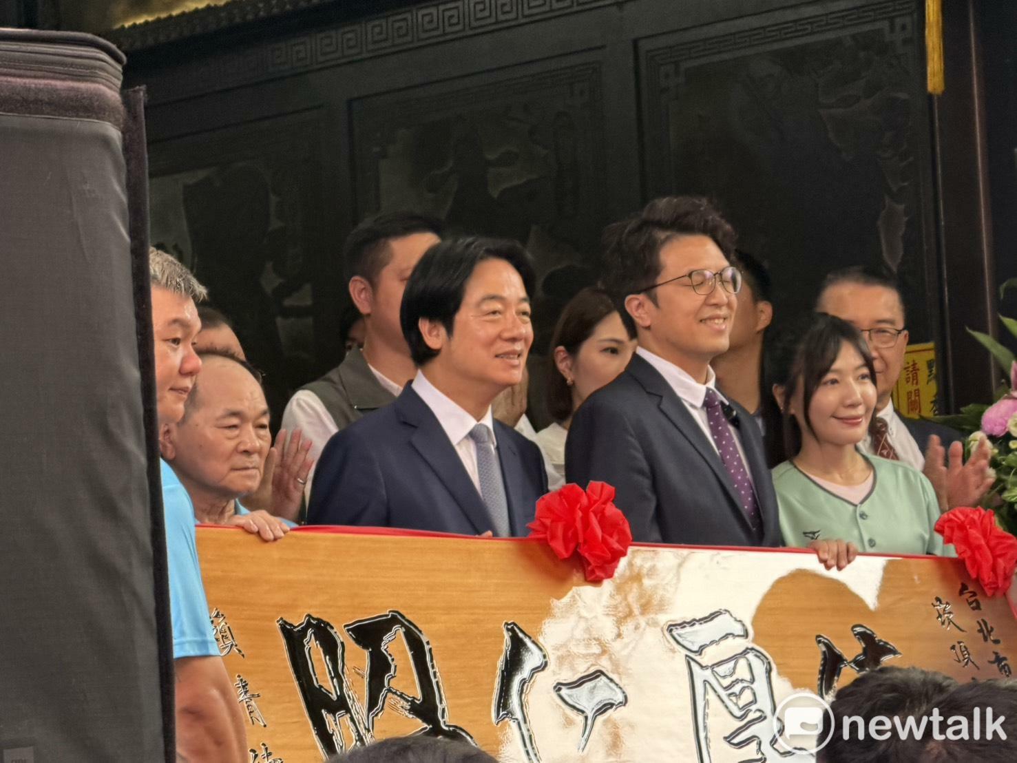  總統賴清德參香，沈伯洋等人陪同。 圖：高逸帆／攝 