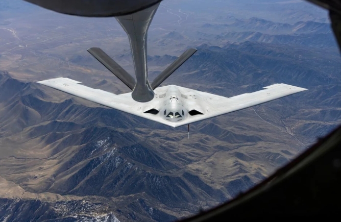  美軍B-2隱形轟炸機進行空中加油。 圖 : 翻攝自零度Military 