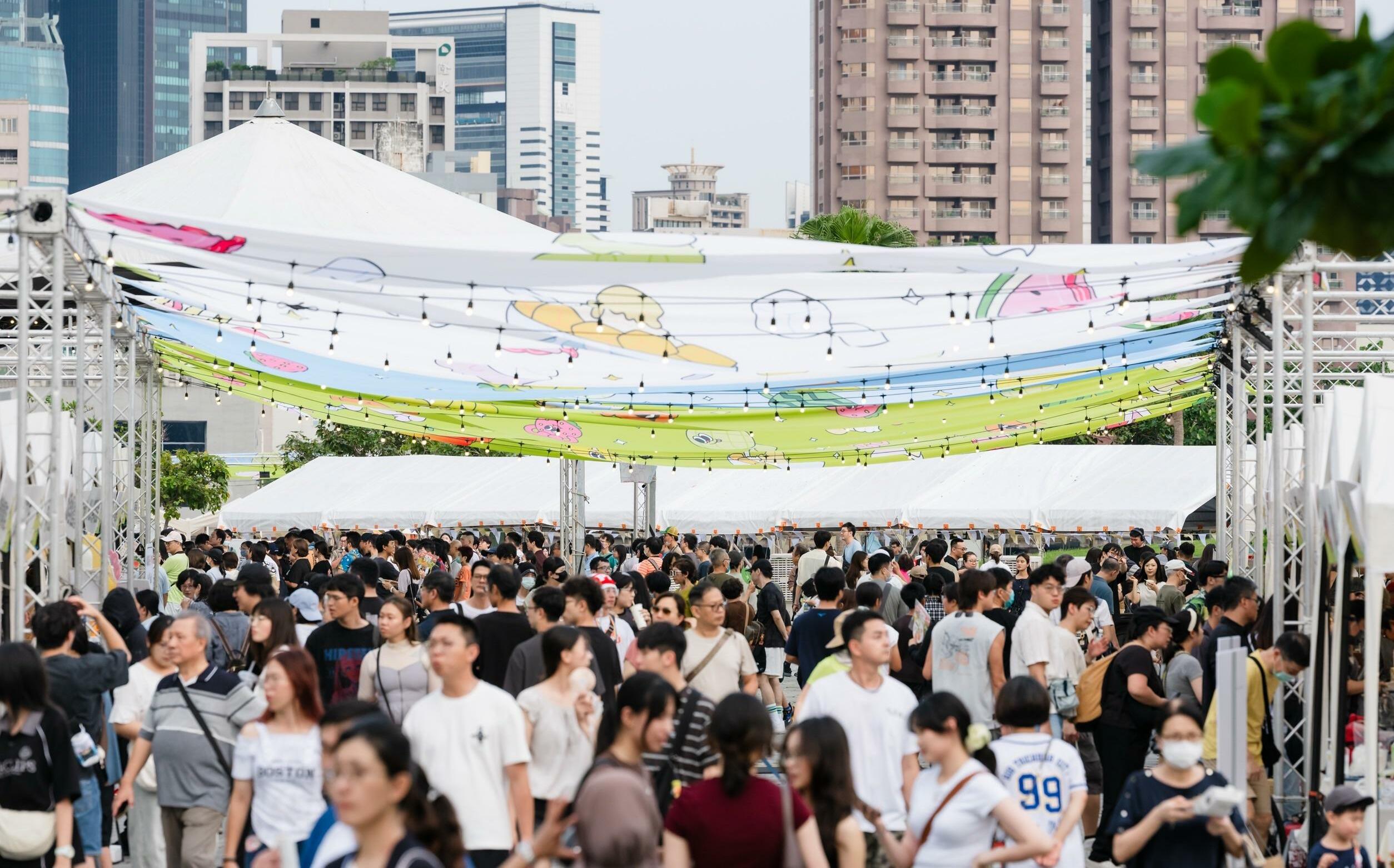 台日大港水果祭首日人氣爆棚 熊本應援攤位留言送暖災區