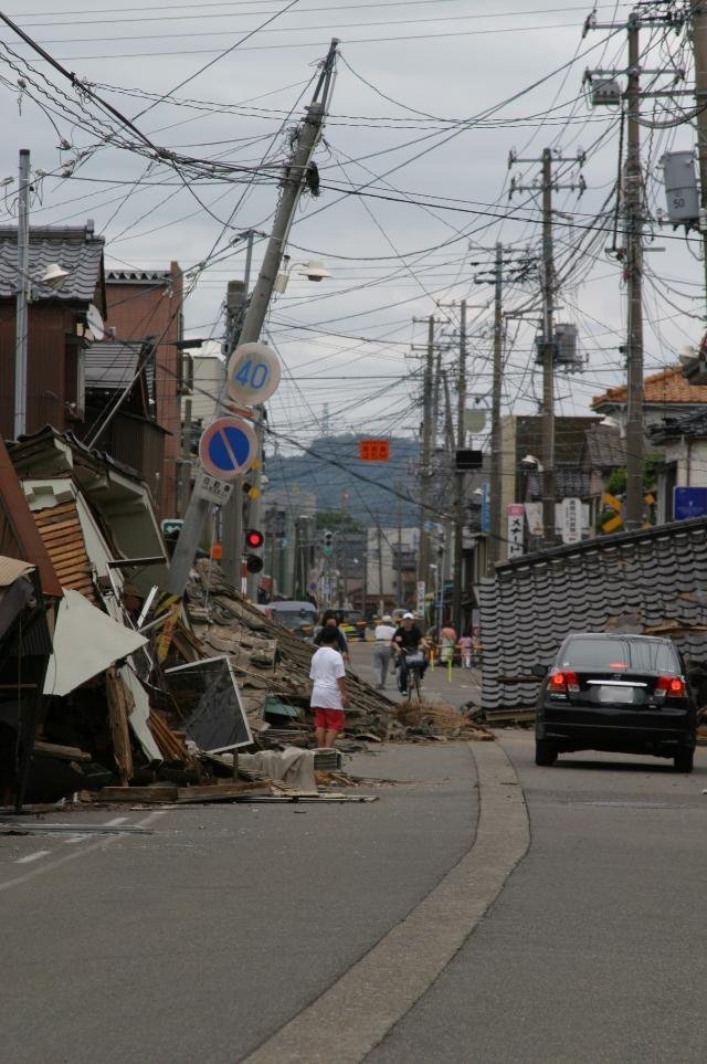  強震重創熊本全縣，當地政府更表示一名 70 多歲女性因躲在車內避難，疑似高溫中暑身亡，成為本次地震的首例「災害關聯死」。 圖：翻攝自 Ｘ @JPNHistoria 