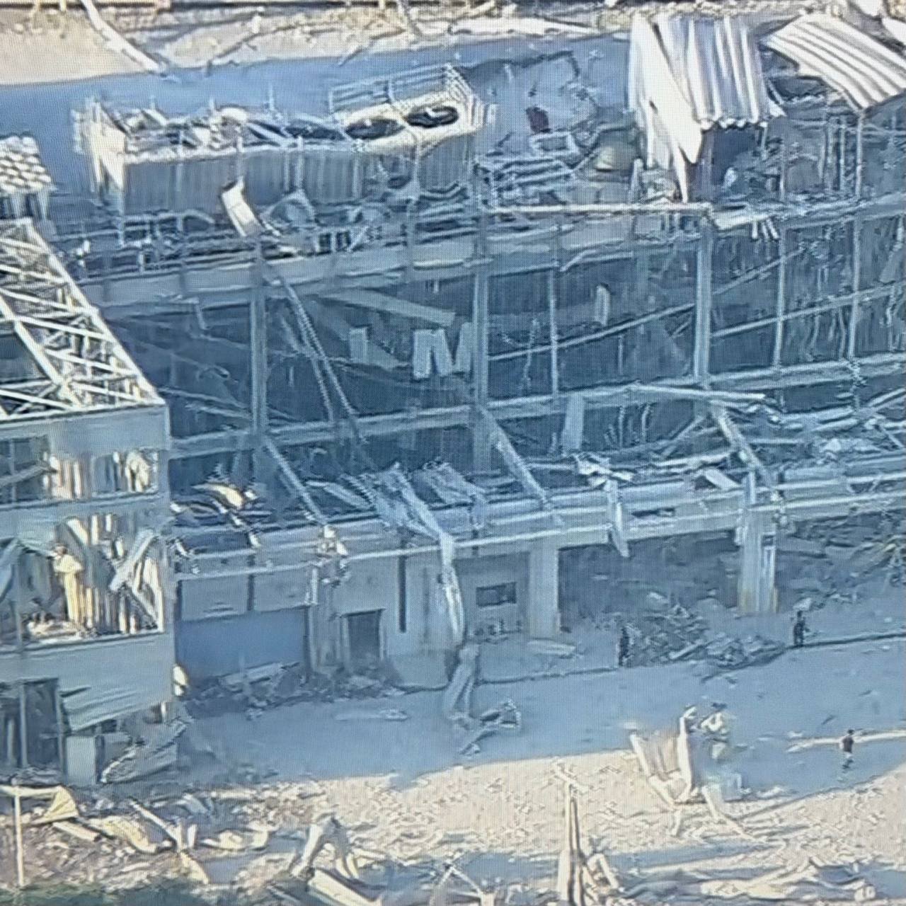  日本九州熊本縣發生強烈地震，大型購物中心「永旺夢樂城熊本」（ AEON MALL ）於震後不幸引發嚴重氣爆事故，商場員工 7 人罹難、 5 人受傷。 圖：翻攝自@volcaholic1 