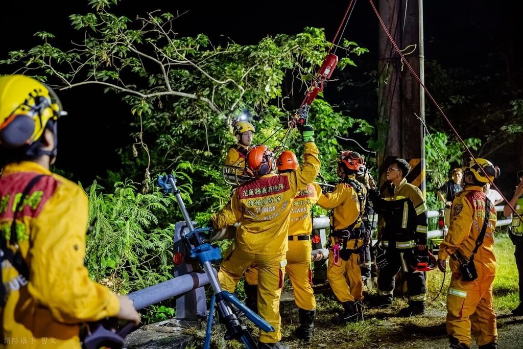 花東海岸公路水璉段 轎車疑自撞護欄翻落邊坡1死1傷