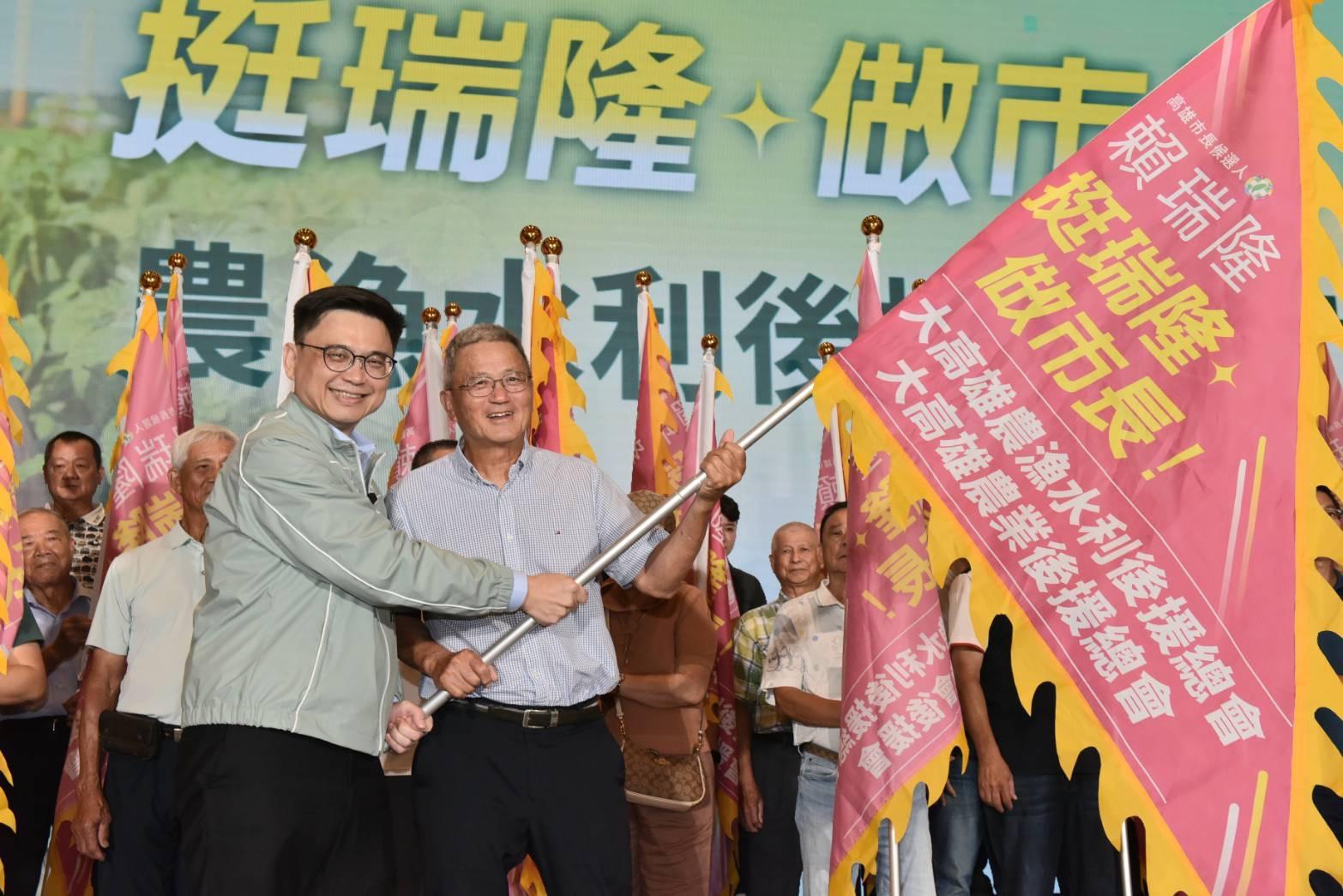  賴瑞隆(前排左)成立農業後援總會，拔樁意味濃厚。 圖：賴瑞隆辦公室／提供（資料照）