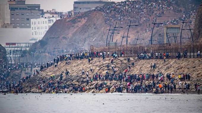  超過 6 萬位摩洛哥移民日前突然湧向西班牙飛地城市休達市，截至目前為止已經造成 72 人死亡，圍繞在西班牙與摩洛哥間的移民衝突也再次成為國際輿論的關注焦點。 圖：翻攝自 @Inevitablewest X 帳號 