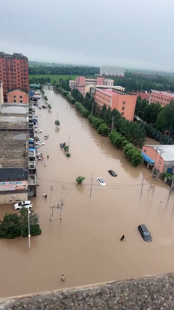  哈爾濱延壽縣遭遇強降雨肆虐，街道陷入一片汪洋。 圖:翻攝自 X @whyyoutouzhele 