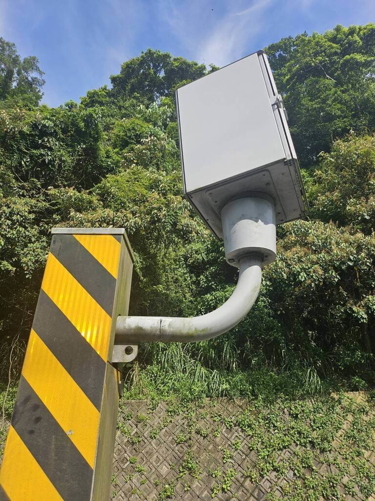 不滿違規屢遭舉發 竹縣男持砂輪機破壞測速桿送辦
