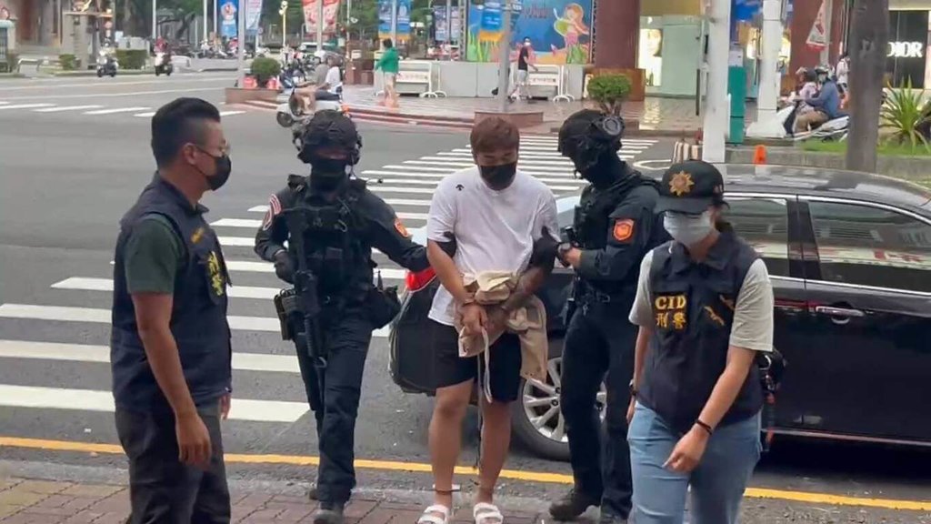 屏東枋寮鎢業董事長命案 警帶離職員工返住處採證
