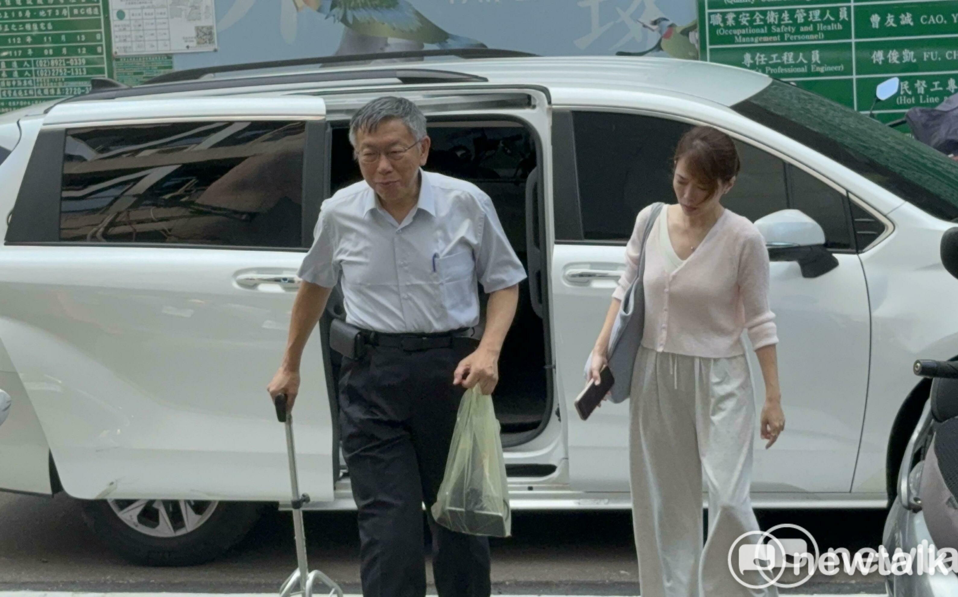 柯文哲拄拐杖換電子手環 陳佩琪:腳鐐害重心不穩