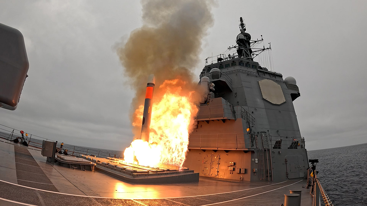  日本海上自衛隊金剛級驅逐艦「鳥海號（DDG-176）」在太平洋試射美製「戰斧」巡弋飛彈。 圖：翻攝「X」@defpostmedia 