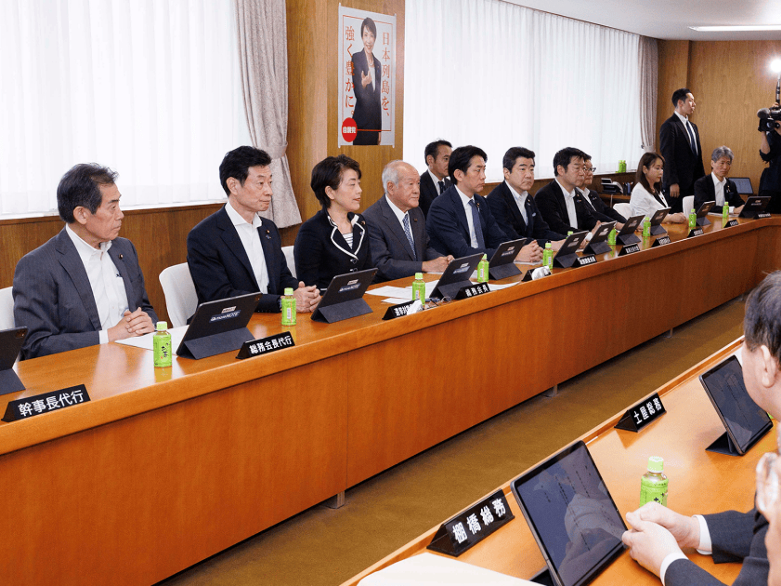  自民黨5日召開臨時總務會，決定自2027年4月起，將目前定為8%的食品與飲料消費稅率調降至1%，為期2年之基本方針案。 圖：翻攝自民黨官網 
