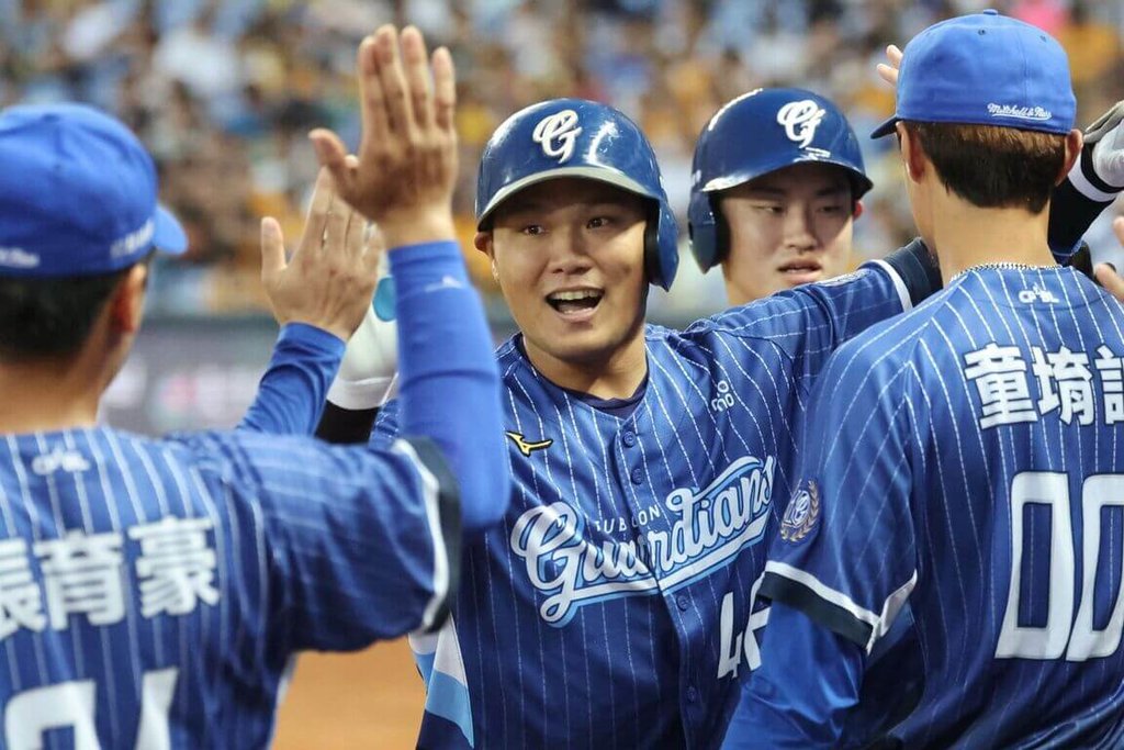 范國宸開轟悍將大勝兄弟 王柏融再見安雄鷹擒猿