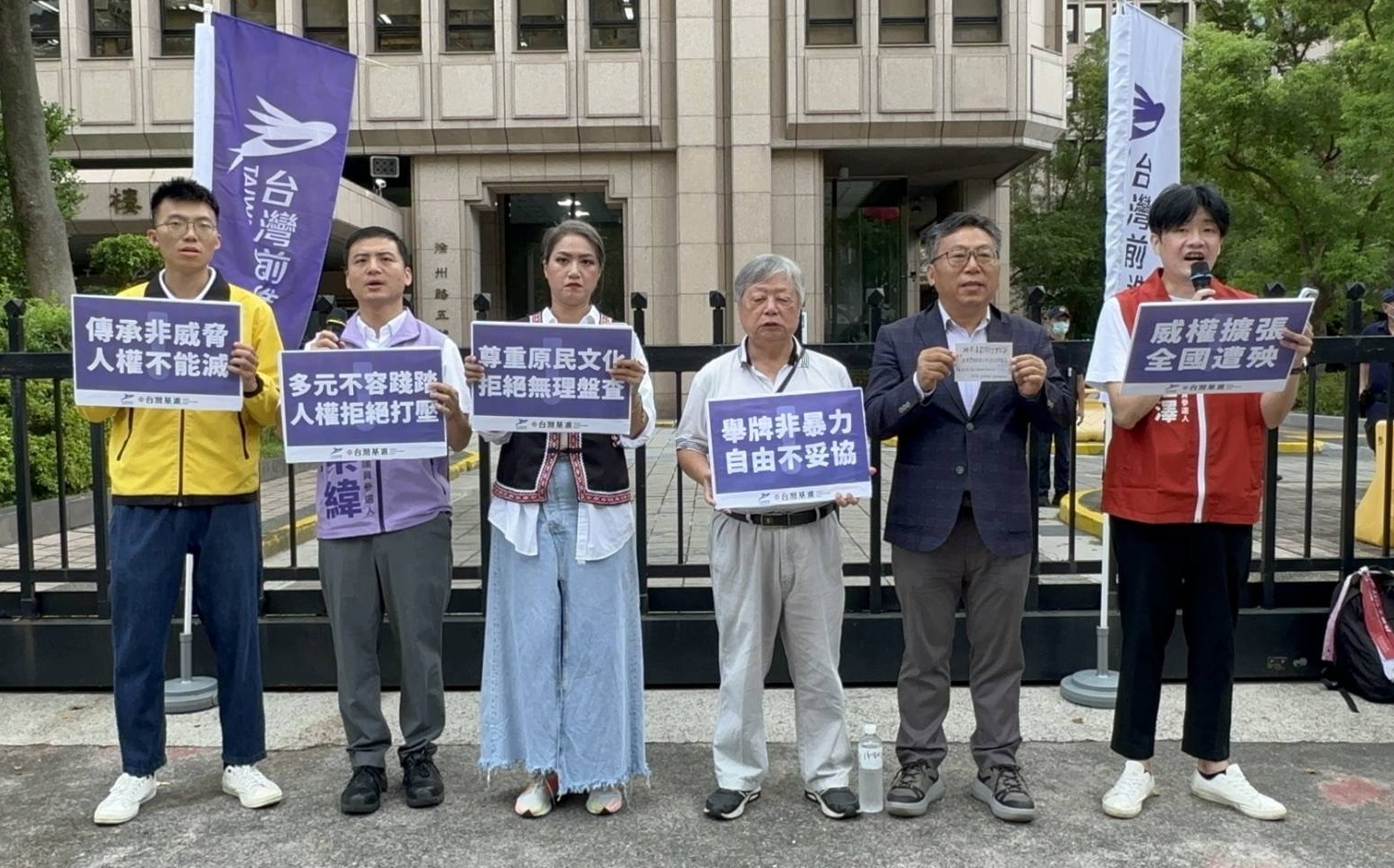 青年舉牌抗議遭花蓮警盤查 小黨赴內政部籲成立專案調查、撤換花蓮警察局長
