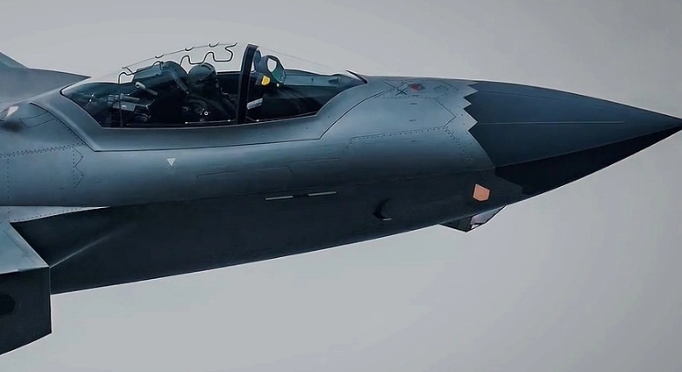  解放軍殲-20戰機的機首駕駛艙傳感部位。 圖 : 翻攝自巔峰高地 