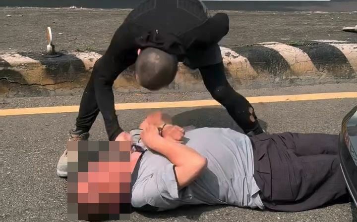 台中行車糾紛!老伯持刀砍人反遭K.O 網:打得太嚴重了