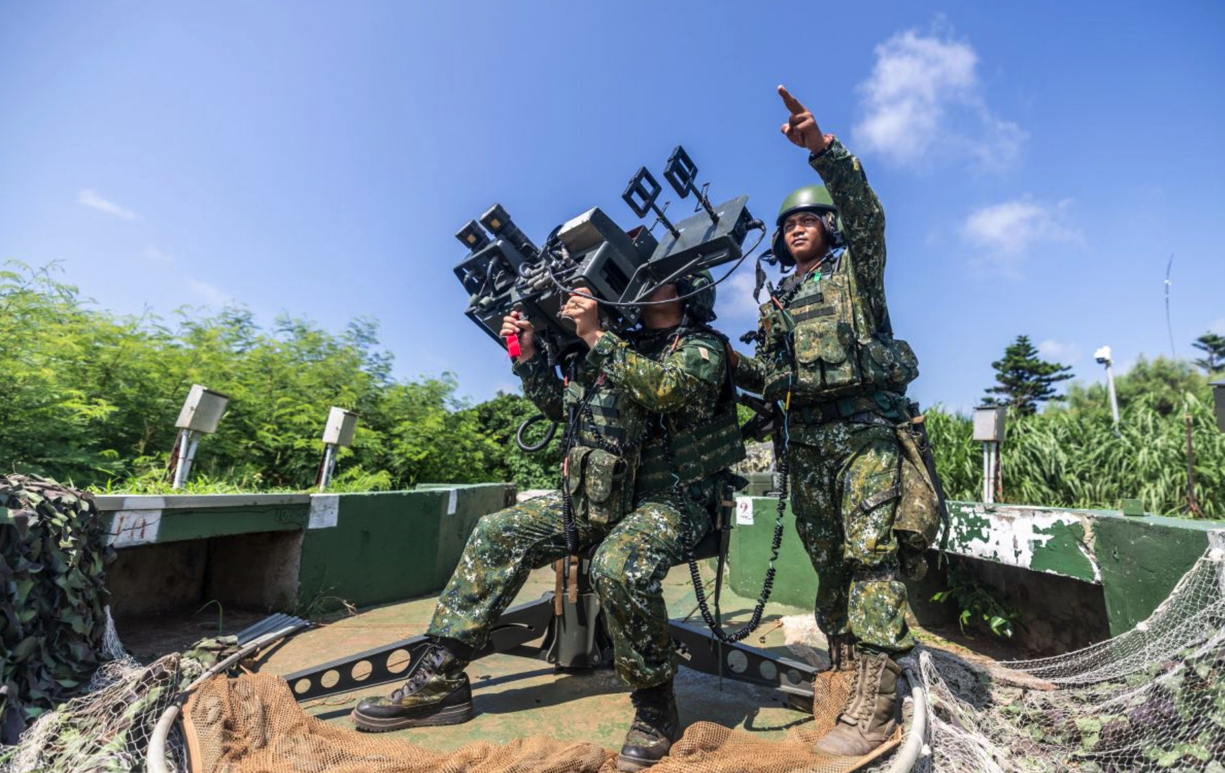  第1作戰區6日亦結合「同心36號演習」，實施防空接戰程序演練，由常備官兵與召員協同操作「雙聯裝刺針飛彈系統」，依令完成陣地部署、空情接收、敵我識別及模擬接戰等課目。 圖：翻攝自青年日報/葉軒瑜攝 