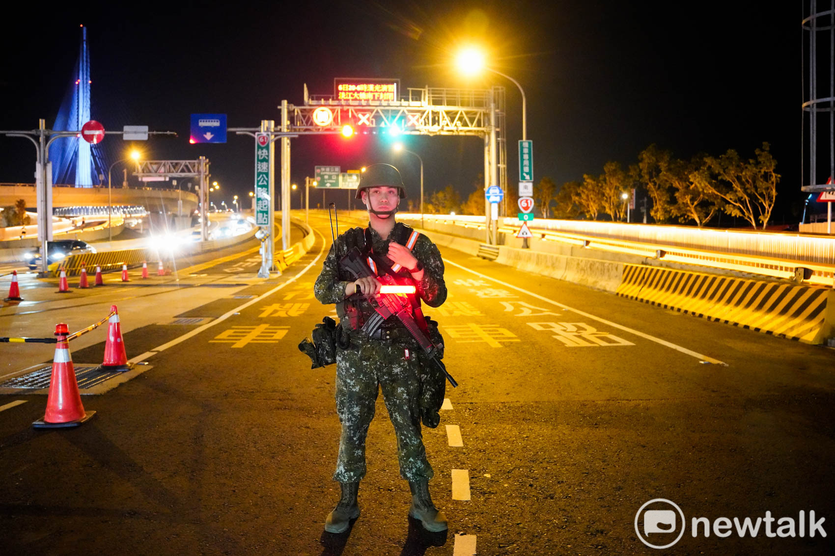  陸軍工兵群一位士兵在淡江大橋南下入口警戒。 圖：張良一/攝 