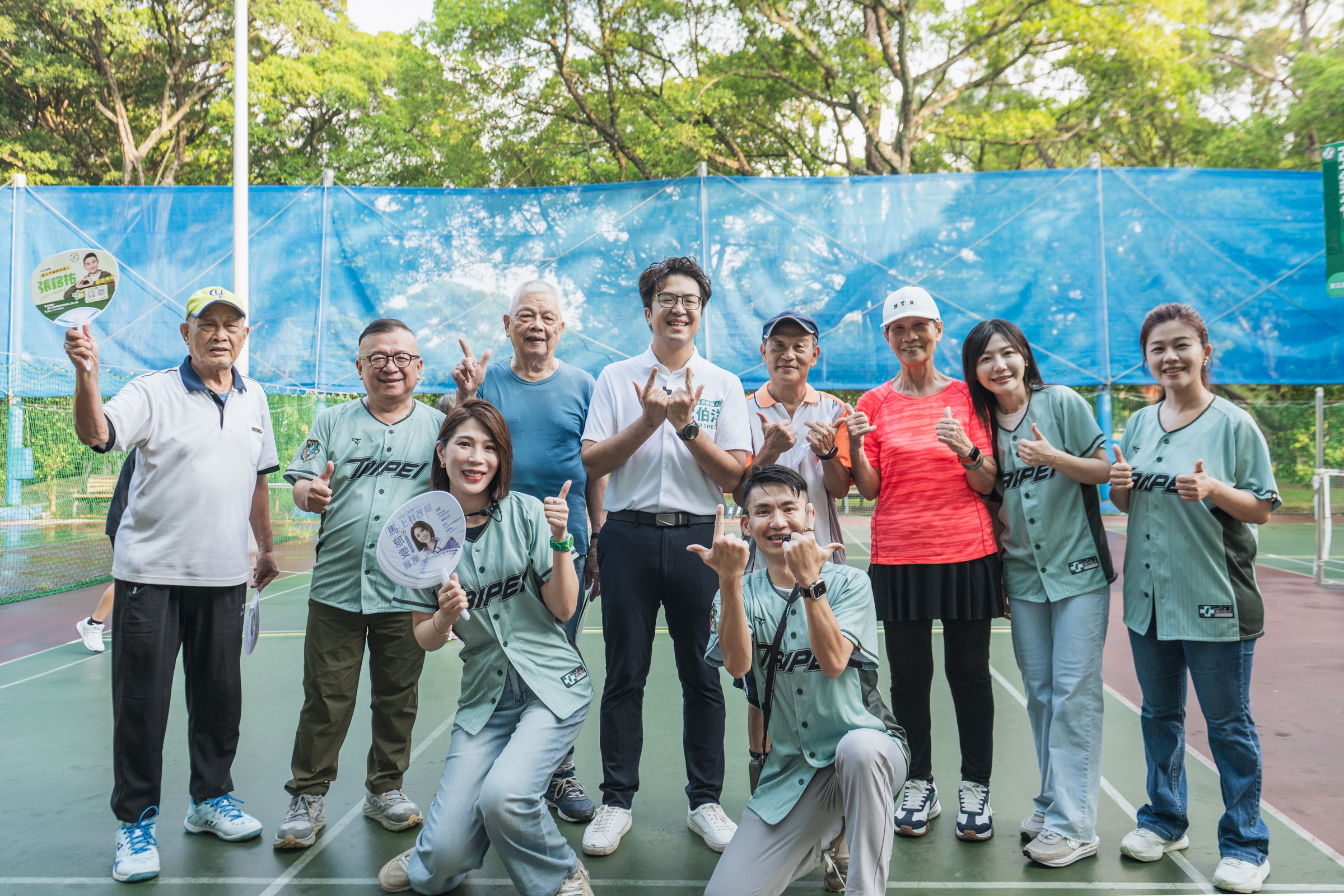  沈伯洋赴萬華區青年公園晨掃。 圖：沈伯洋辦公室提供 