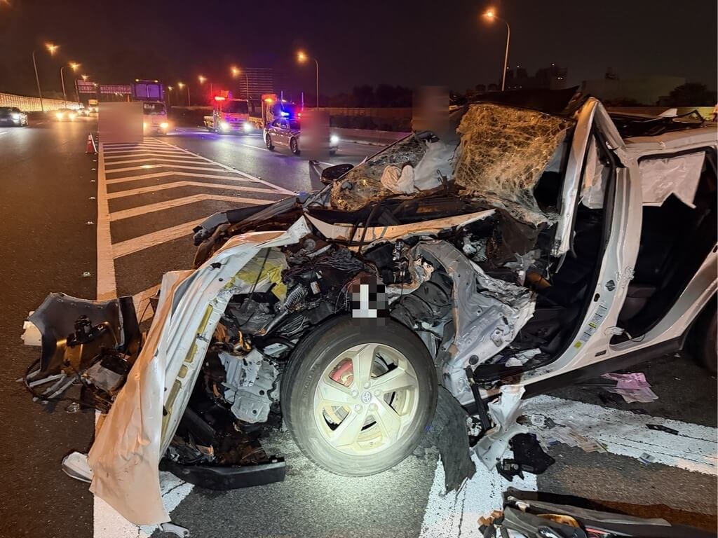 國1彰化段凌晨3車追撞 警消破壞車體救出受困男子