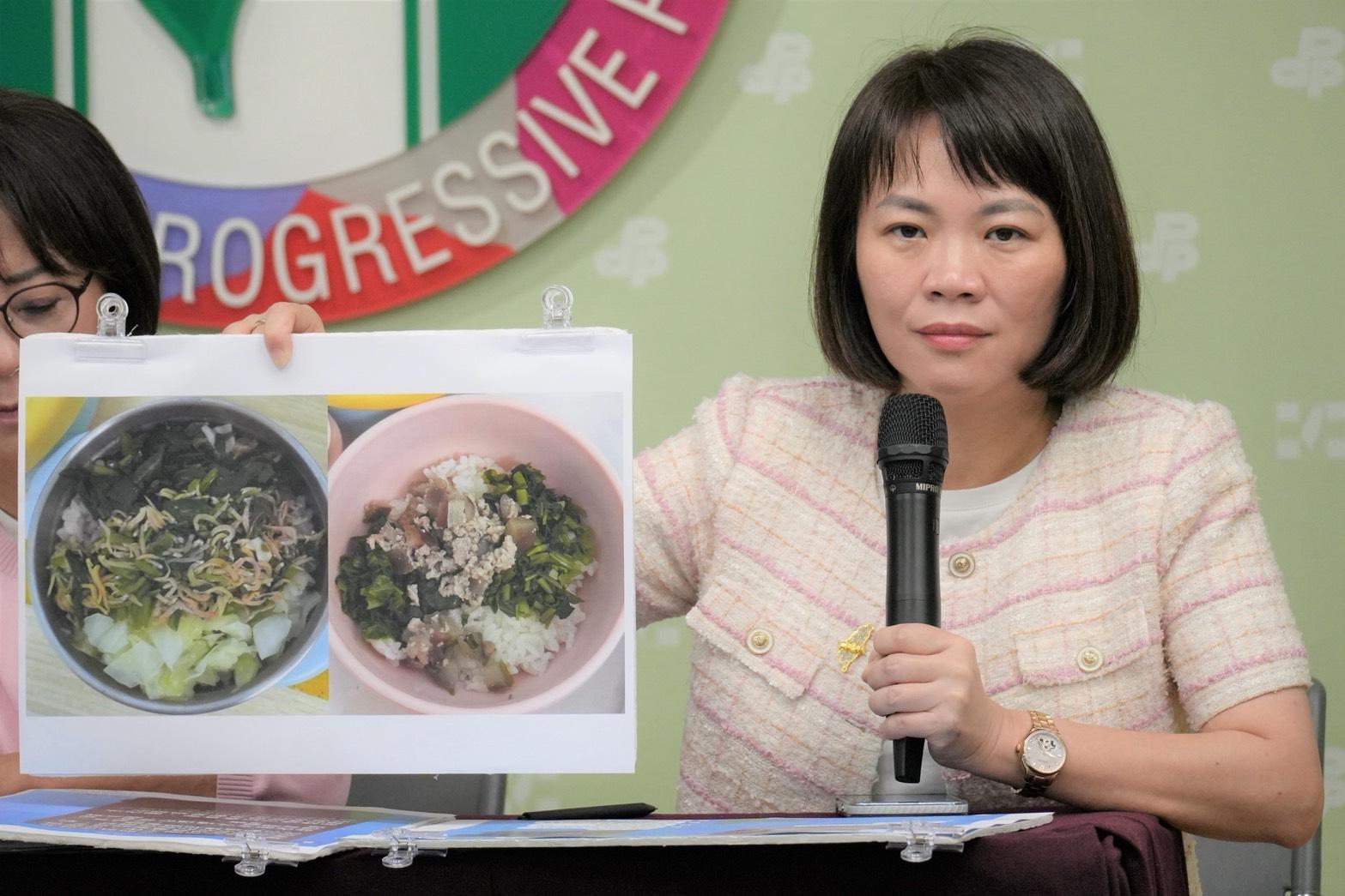  簡舒培踢爆托嬰中心給孩童吃發黑蔬菜。 圖：民進黨提供 