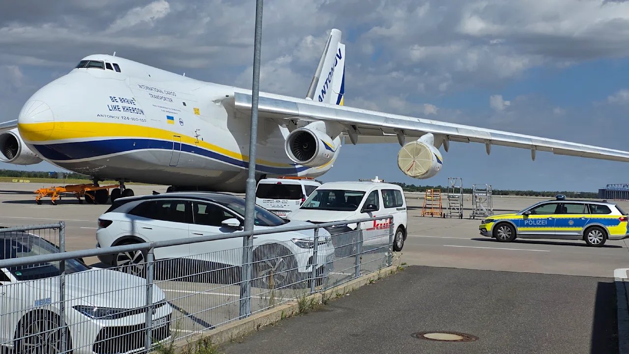  疑似搭載爆裂物無人機被發現於德國萊比錫／哈雷機場（Leipzig/Halle Airport）機場管制區內，距離一架烏克蘭安托諾夫（Antonov）貨機僅數公尺。 圖：翻攝自 X Jarl Finland 