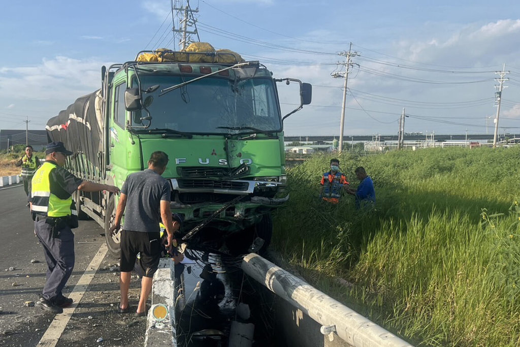 台南大貨車駕駛疑毒駕 與自小客對撞釀1死