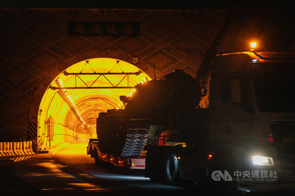 二戰區動員民間板車載戰車 夜間增援宜蘭快速投射戰力