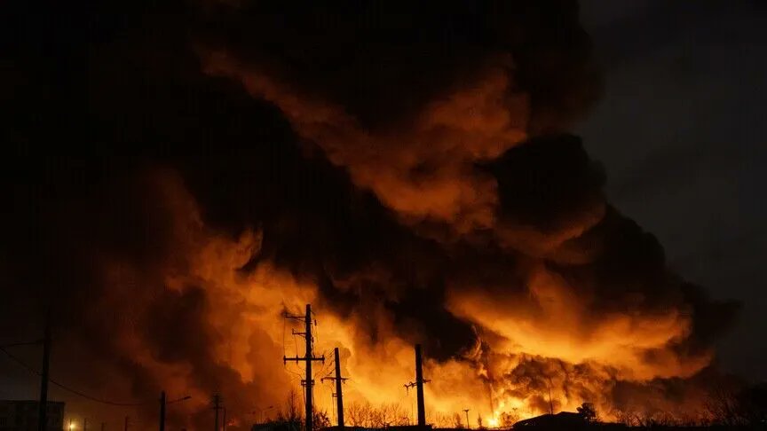  沙烏地阿拉伯一處天然氣廠遭胡塞武裝發動襲擊爆炸。 圖:翻攝自 X @RealGeorgeFree 