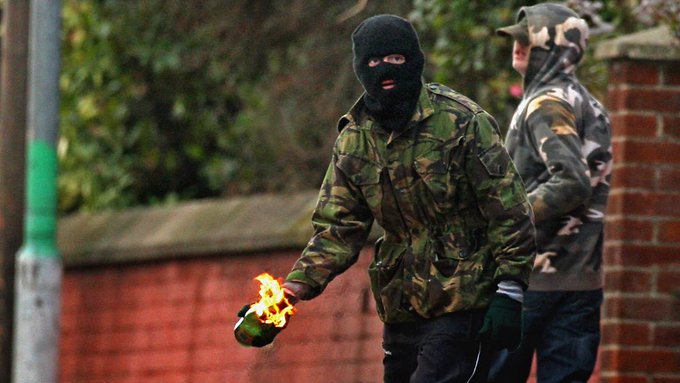 愛爾蘭 New IRA 提出警告，稱如果當局不願驅逐穆斯林移民，該組織將可能發動暴力手段驅趕移民，甚至不排除引發內戰的可能性。 圖：翻攝自 @BasilTheGreat X 帳號 