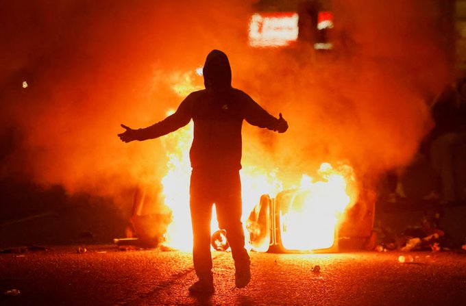  英國警方、官員對 New IRA 的一系列主張抱持著擔憂的情緒，擔心英國民眾可能受到該組織的煽動，加深與移民群體間的對立。 圖：翻攝自 @TheBritLad X 帳號 