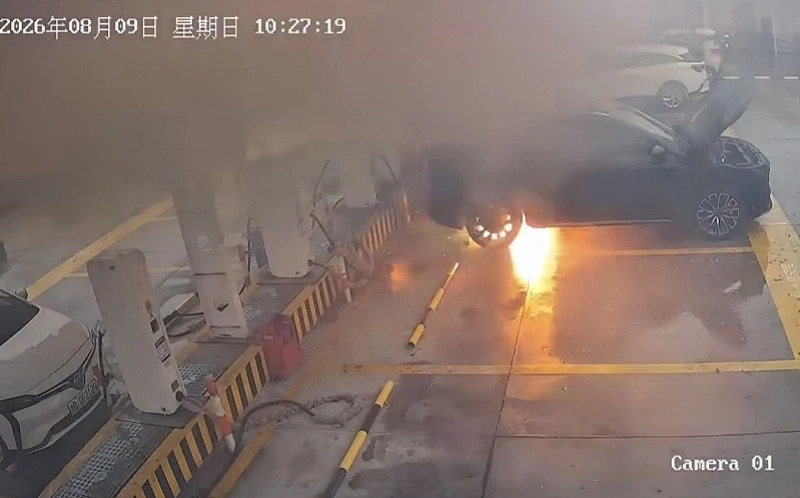 (影) 中國電動車起火、出國鎖死、來回自走 宣傳「出汙泥而不染」! 官方這樣說