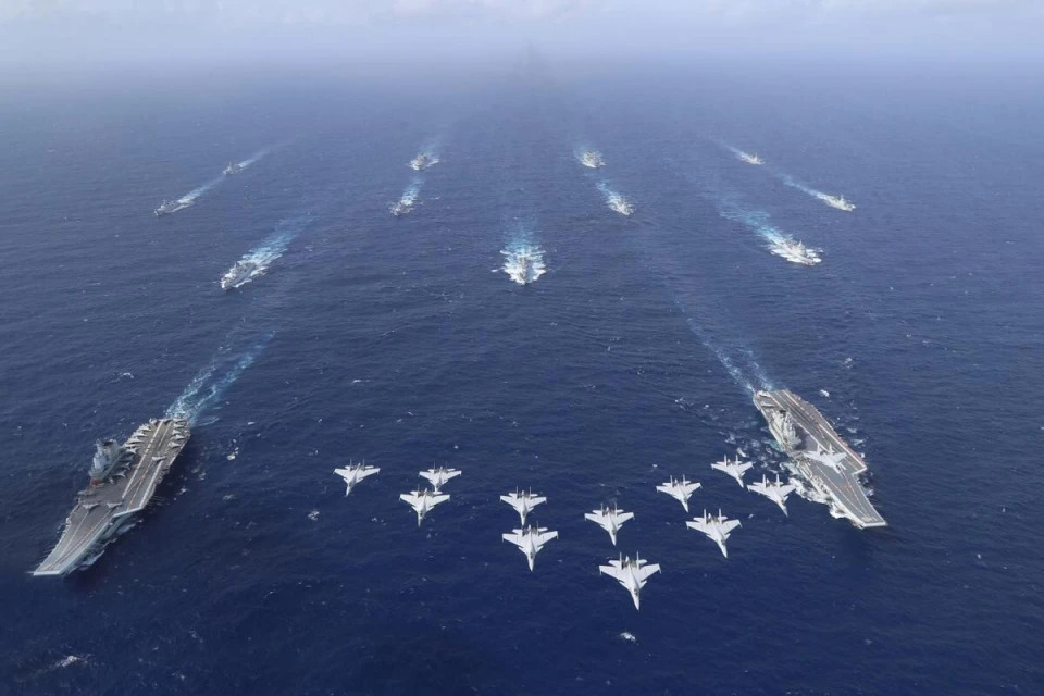 中國航母編隊及遠洋艦艇面臨的水下威脅將更加複雜。若日本核潛艦執行遠海跟蹤，中國海軍可能必須投入更多反潛兵力、擴大警戒範圍，增加遠洋行動的防護成本。圖為中國第一及第二代航母遼寧艦與山東艦。 圖:翻攝自騰訊網 