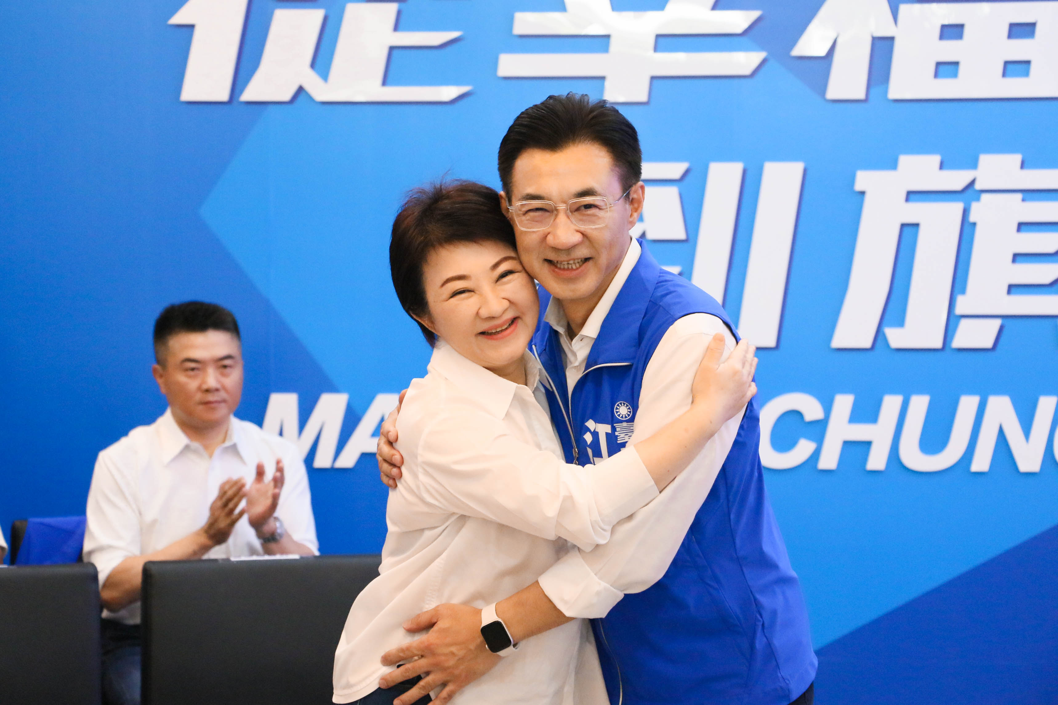 最新數據顯示國民黨參選人江啟臣以 42.8% 的支持度，穩定領先民進黨參選人何欣純的 36.1% ，另有高達 21.1% 的民眾無明確意見。 圖：江啟臣辦公室/提供 