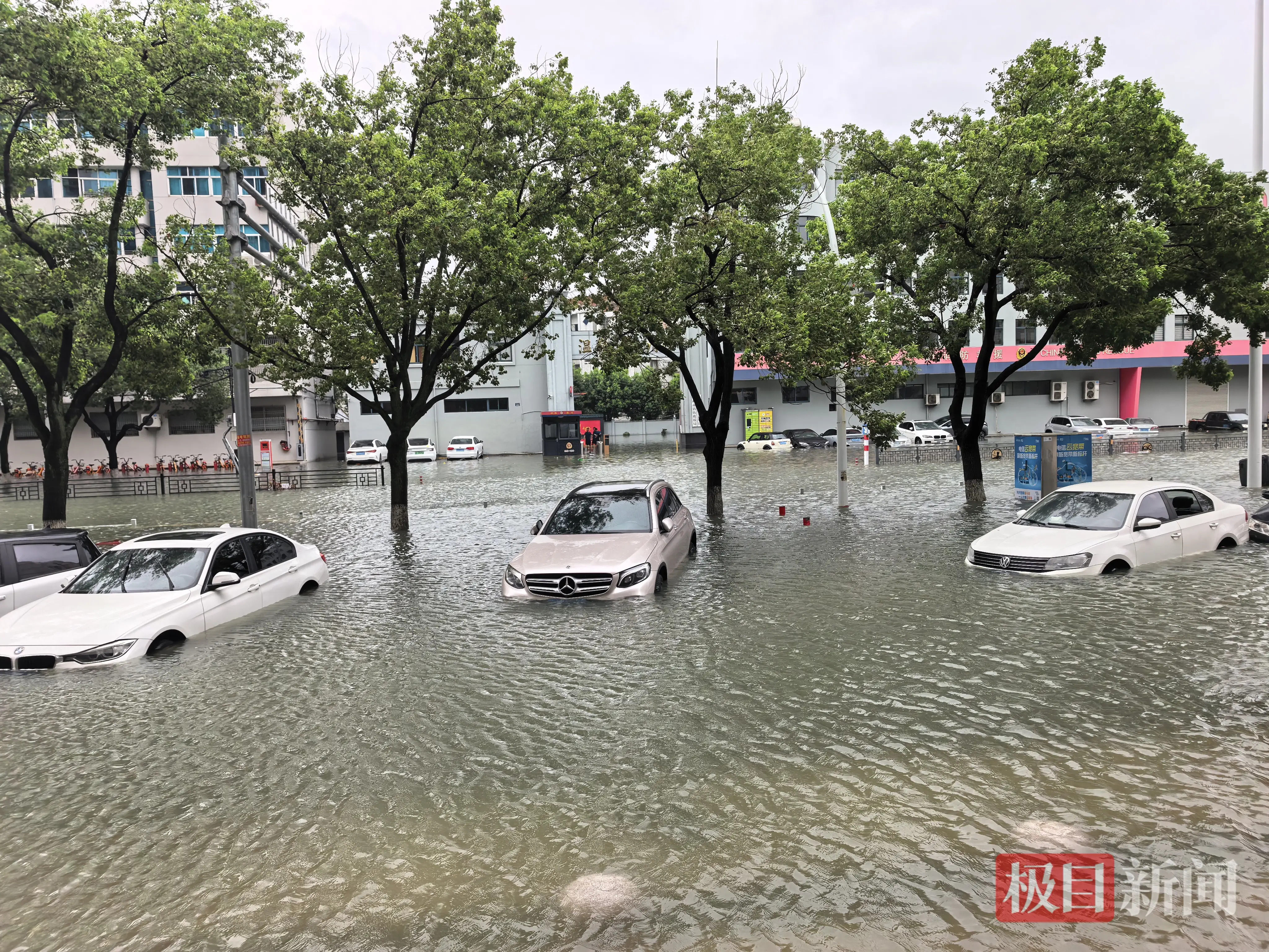  受白海豚颱風帶來的極端降雨影響，浙江台州及溫州等地均出現大範圍淹水災情。 圖:翻攝自搜狐 
