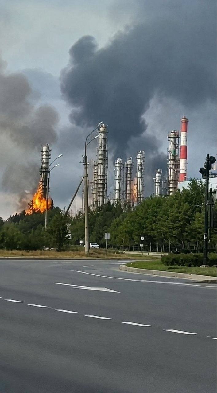  烏克蘭遠程無人機技術更上一層，精準擊中俄羅斯重要煉油廠。 圖：翻攝自@JayinKyiv 