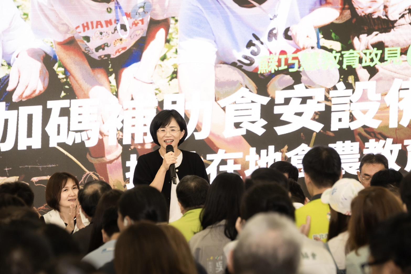  針對家長高度關心的營養午餐議題，蘇巧慧指出，「免費營養午餐是樓地板，不是天花板。」在多次拜訪團膳業者與中央廚房了解現況後，未來她將推動由市府直接補助業者升級食安設備。 圖：蘇巧慧競選辦公室提供 