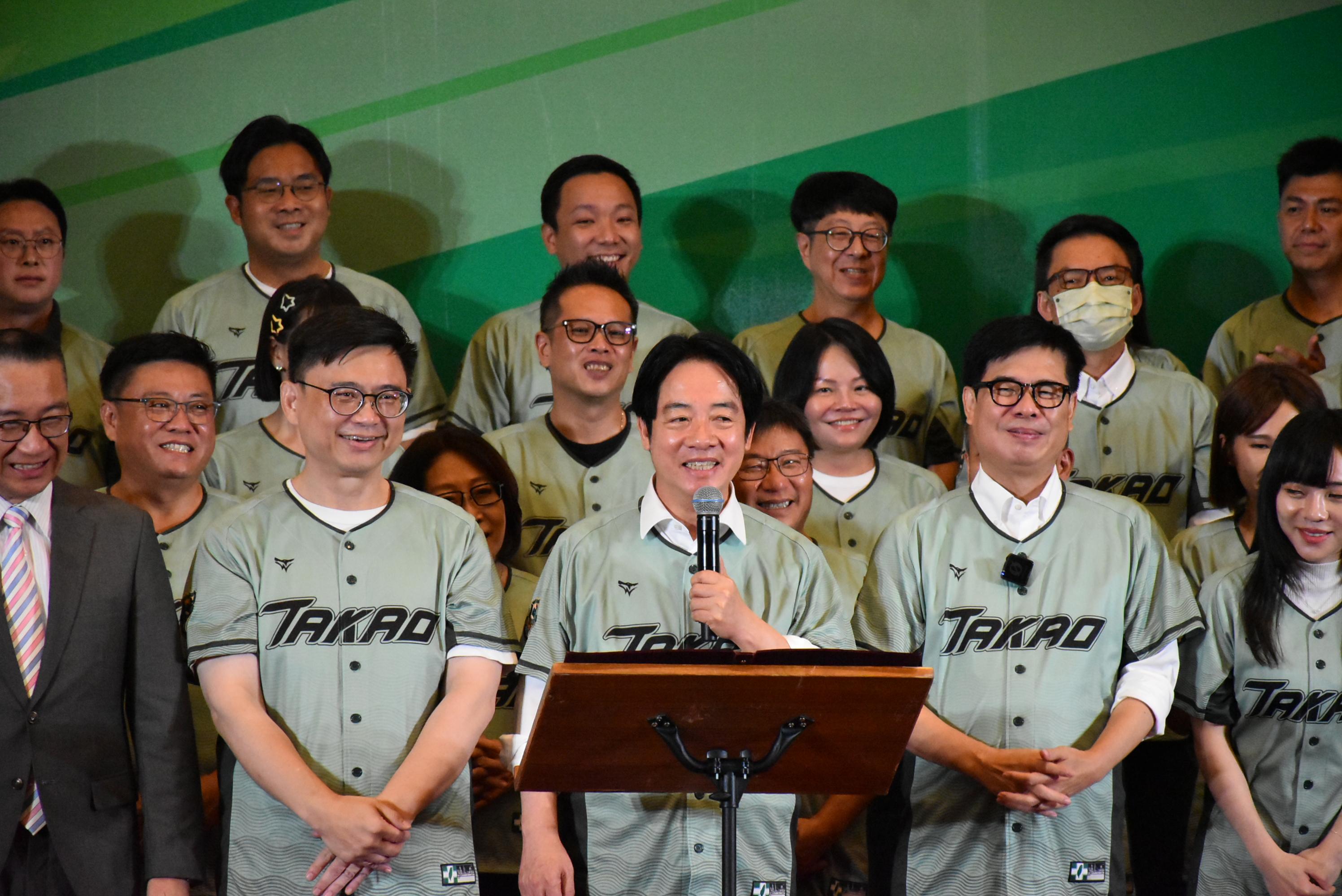  民主進步黨第二場「行動中常會」移師高雄，賴清德(前排中)率全體中常委力挺賴瑞隆(前排左)。 圖：孫家銘攝（資料照）